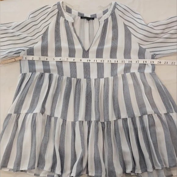 Staccato Gray and White peplum long sleeve v neck Blouse Size Small 100% Rayon - Picture 12 of 14